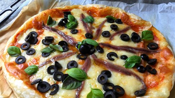 Pizza de anchoas con masa de hojaldre