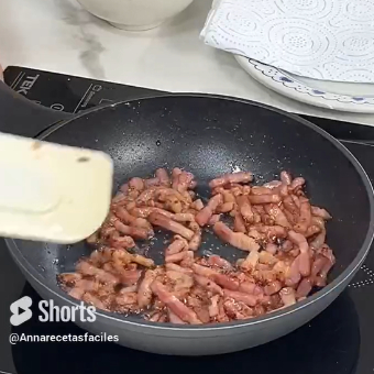 Patatas rellenas de bacon y huevo. Receta fácil y rápida