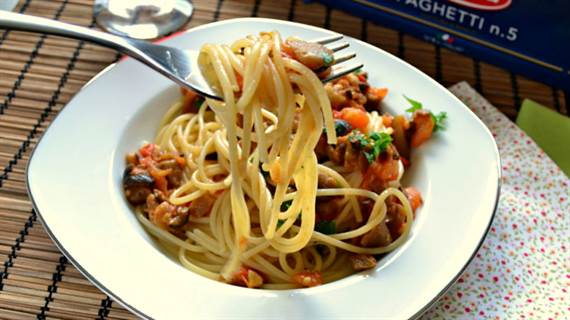 Espaguetis con salsa de berenjenas y tomate