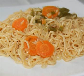 Noodles instantáneos (fideos chinos) con verduritas