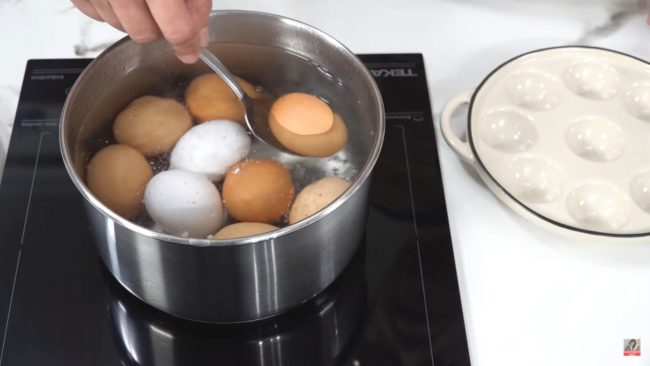 Huevos rellenos de surimi. Receta fácil y rápida