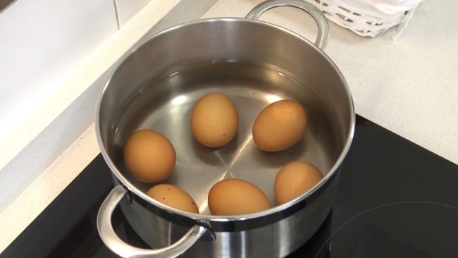 Huevos rellenos con bechamel. Receta fácil y rápida