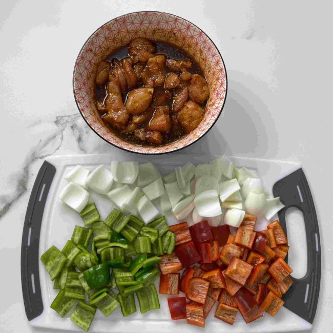 Brochetas de carne de conejo con verduras. Receta fácil y rápida