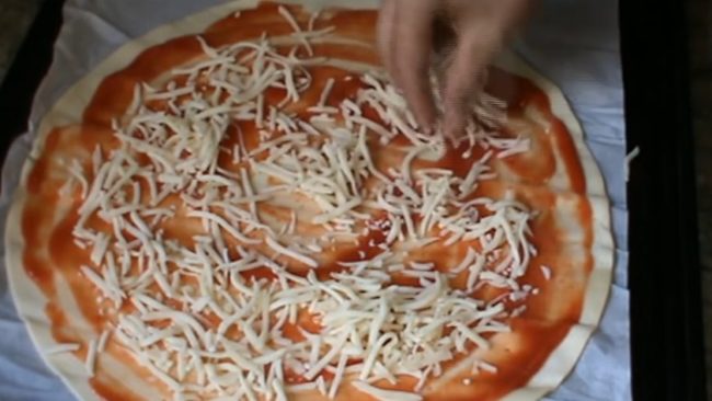 Pizza de queso de cabra con masa de hojaldre. Receta fácil y rápida