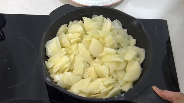 Tortilla de patatas rellena. Receta fácil y rápida