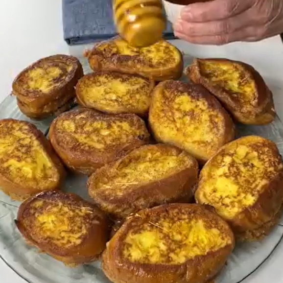 Torrijas stuffed with cheese and honey.  Easy and quick recipe