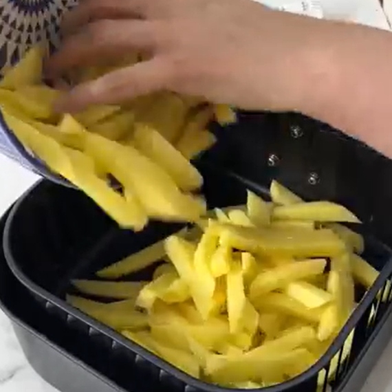 Patatas fritas en airfryer con salsa de miel y mostaza. Receta fácil y rápida