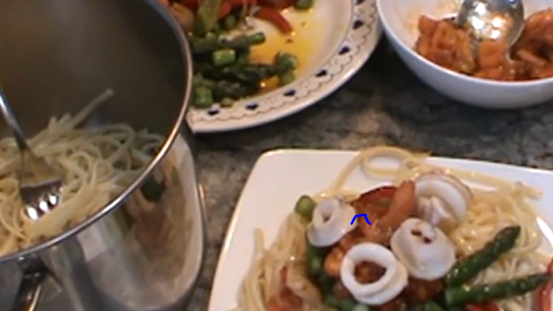 Tallarines con calamares y verduras. Receta fácil y rápida