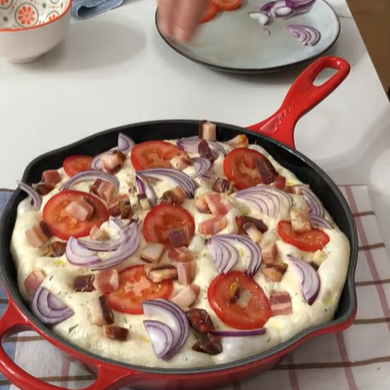 Focaccia de tomate y panceta. Receta fácil y rápida.