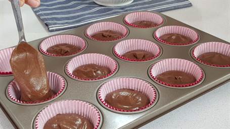Cupcakes de chocolate y crema de queso paso a paso con todos los trucos de Quiero Cupcakes.