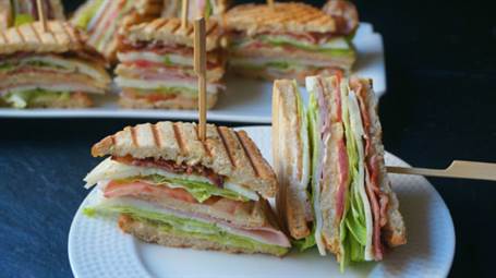 Club sándwich o sándwich club (Sándwich completo con jamón, queso y bacon)
