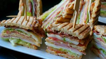 Club sándwich o sándwich club (Sándwich completo con jamón, queso y bacon)