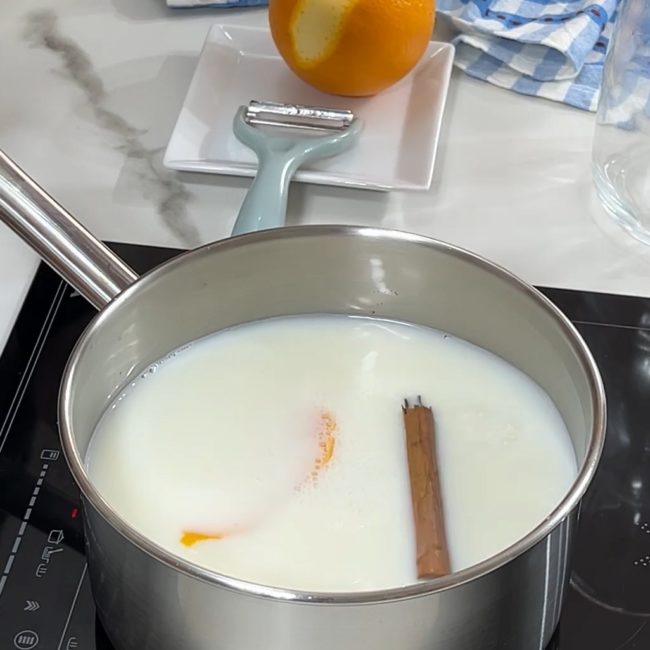 Torrijas con leche condensada y salsa de naranja. Receta fácil y rápida