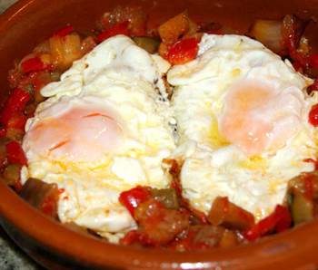 Cómo preparar una samfaina. Huevos fritos con samfaina