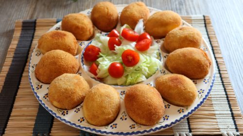 Huevos rellenos empanados