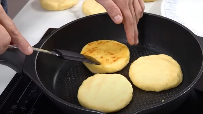 Arepas colombianas con queso, receta fácil y rápida