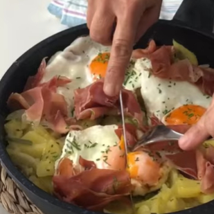 Huevos rotos con patatas y jamón