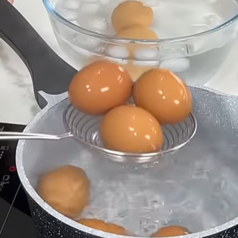 Huevos rellenos con langostinos