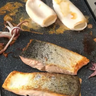 Parrillada de pescado y marisco con salsa romesco