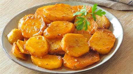 Patatas en adobillo o al pimentón. Pocos ingredientes y mucho sabor