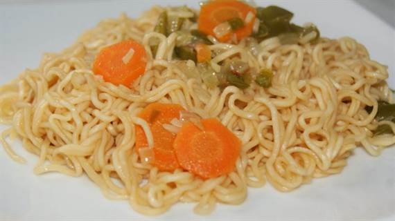 Noodles instantáneos (fideos chinos) con verduritas