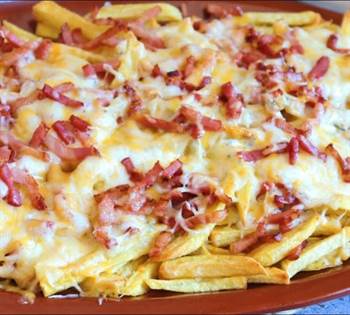 PATATAS con bacon y queso al estilo Foster´s Hollywood. Bacon & Cheese fries.