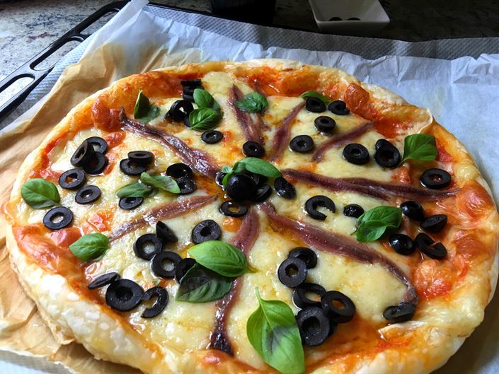 Pizza de anchoas con masa de hojaldre - Anna Recetas Fáciles