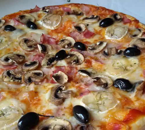 Pizza de queso de cabra con masa de hojaldre. Receta fácil y rápida