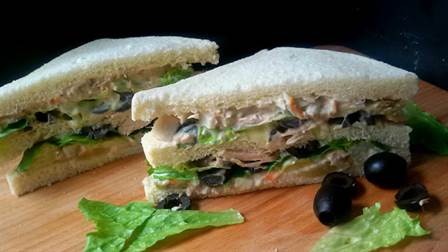 Sandwich de atún y piña