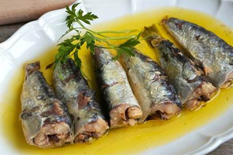 Coca de verduras con sardinas
