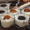 Vasitos de tarta de queso y galletas