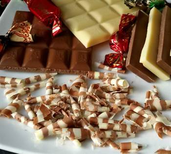 TRUCO: Cómo hacer virutas de chocolate para decorar tartas